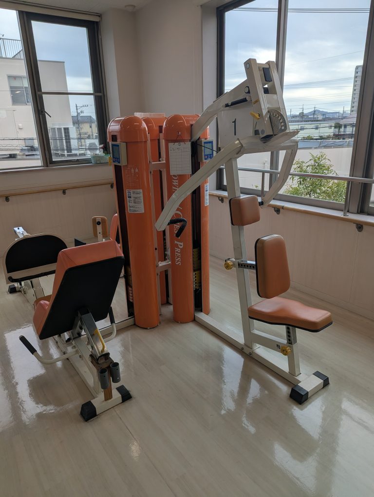 油圧式トレーニングマシン