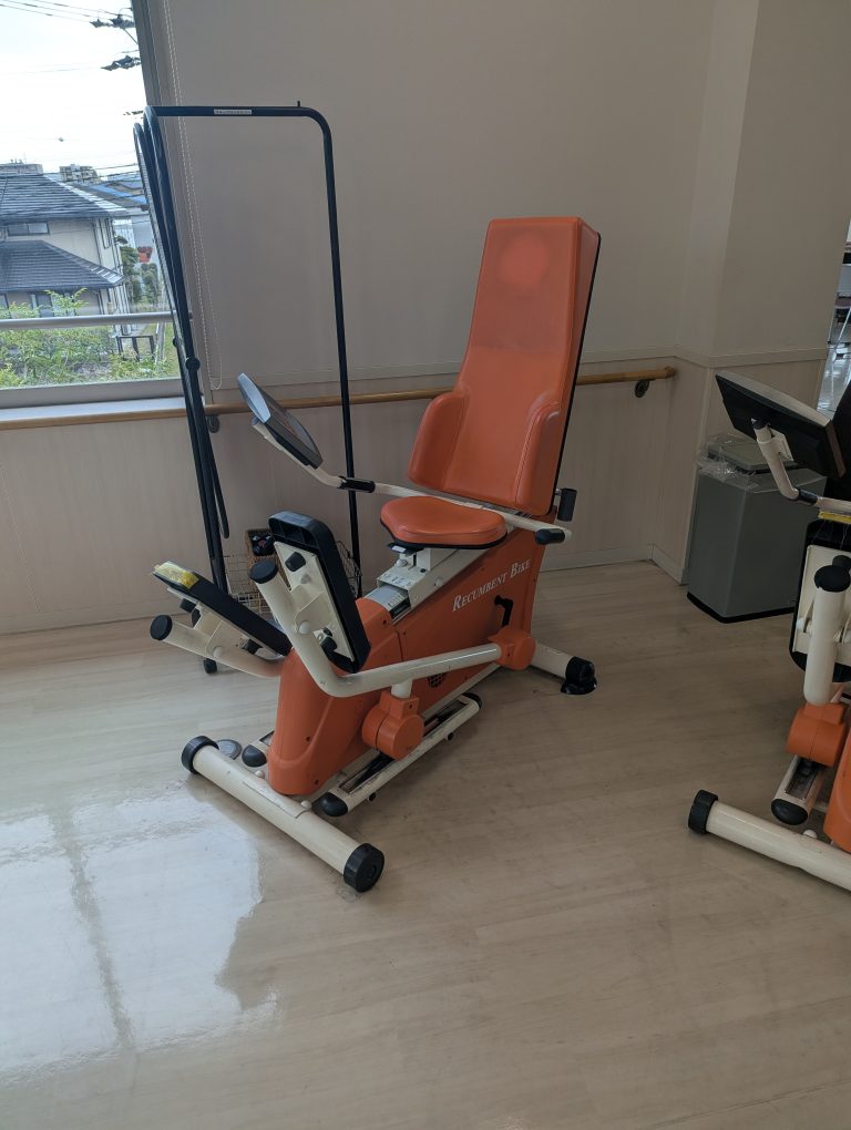 油圧式トレーニングマシン