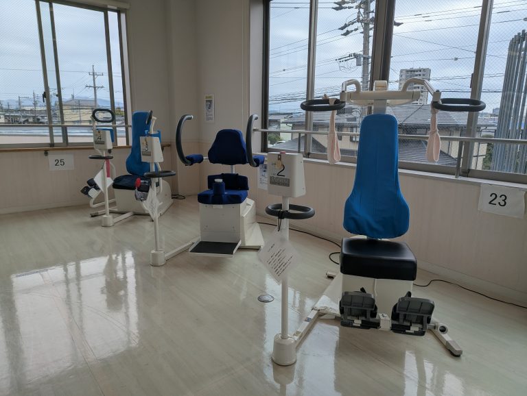 空圧式トレーニングマシン